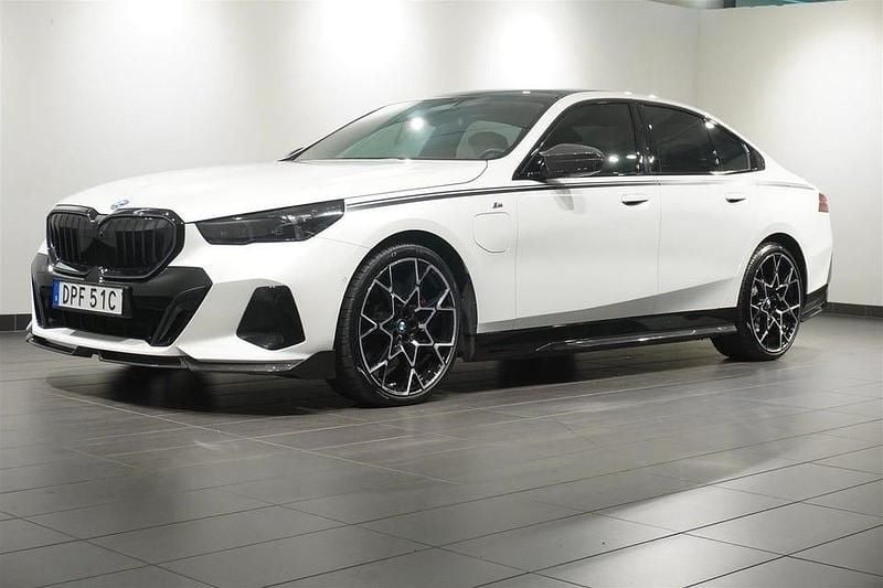 Begagnad BMW 550 M Performance 490 HK (360 kW) 2024 Mineralvit metallic Sedan