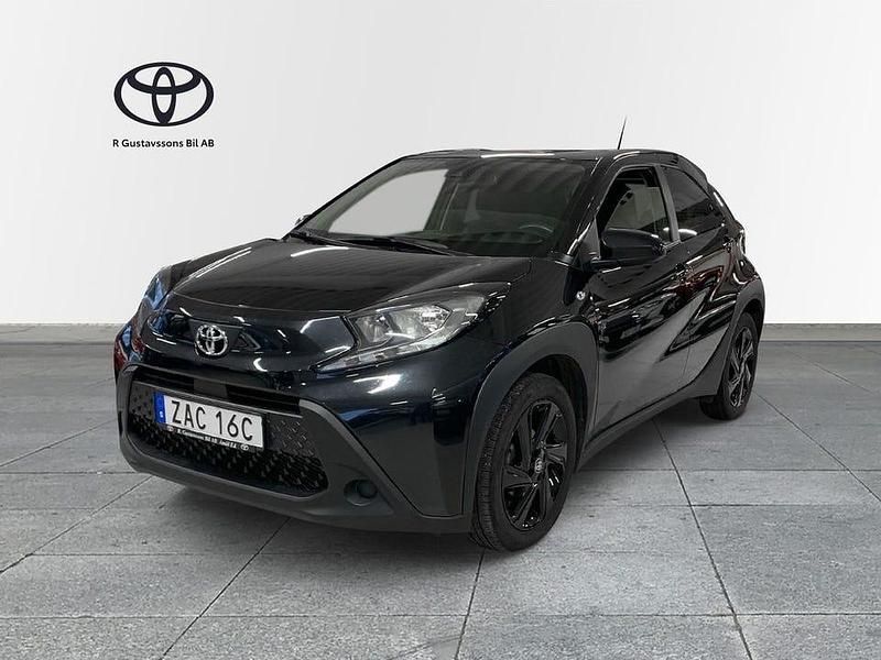 Svart Begagnad 2022 Toyota Aygo X X-play SUV | 159 900 kr (Marknadspris) - Bild 1/4