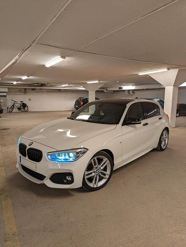 Vit Begagnad 2016 BMW 120 M Sport Halvkombi | 174 900 kr (Lite dyr) - Bild 1/4