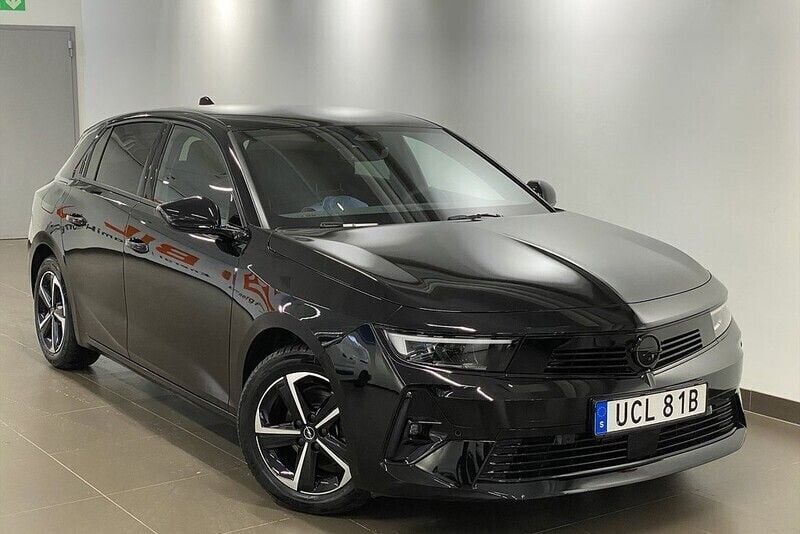 Svart (diamond black) Begagnad 2022 Opel Astra GS Line Halvkombi | 259 900 kr (Marknadspris) - Bild 1/4