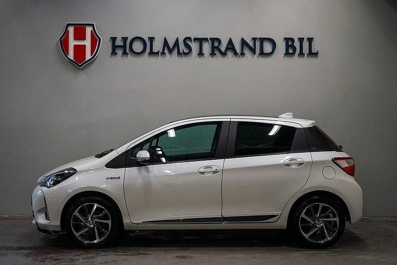 Ljusgrå Begagnad 2018 Toyota Yaris Hybrid Edition Halvkombi | 154 900 kr (Marknadspris) - Bild 1/4