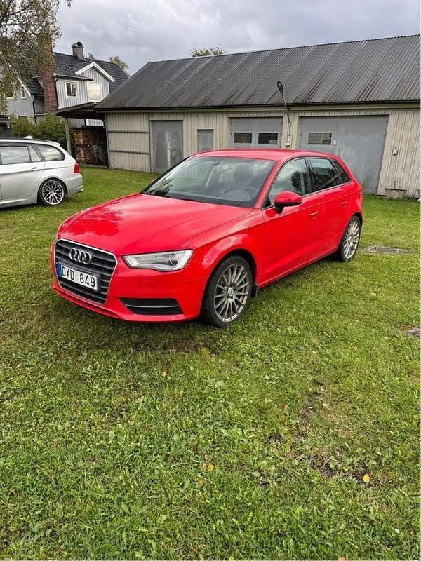 Röd Begagnad 2014 Audi A3 Sportback Attraction Halvkombi | 95 000 kr (Marknadspris) - Bild 1/4