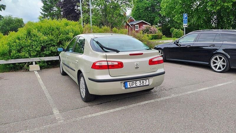 Grön Begagnad 2004 Renault Laguna II Expression Halvkombi | 31 000 kr - Bild 1/4