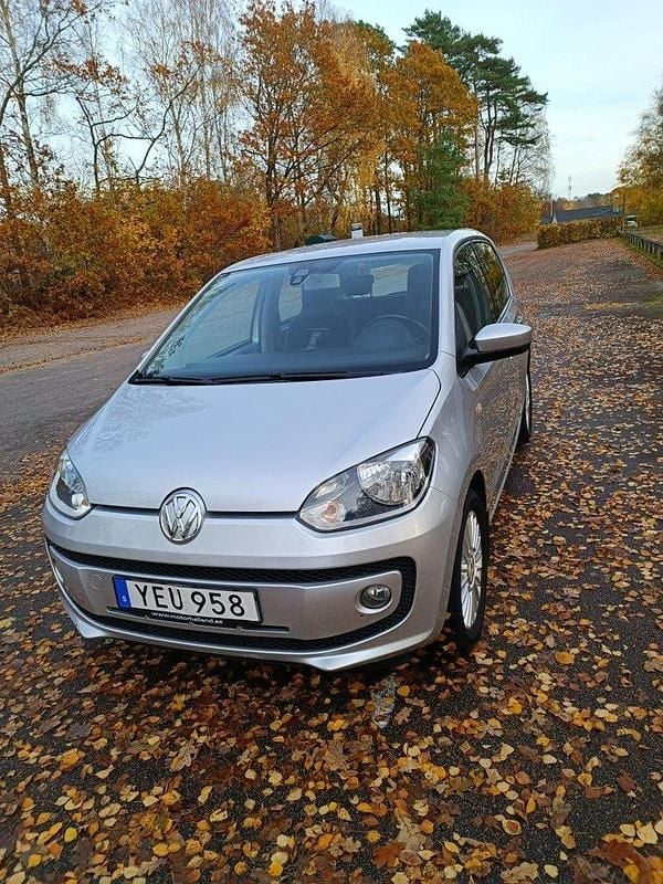 Silver Begagnad 2016 VW up! high up! Halvkombi | 69 000 kr (Bra pris) - Bild 1/4