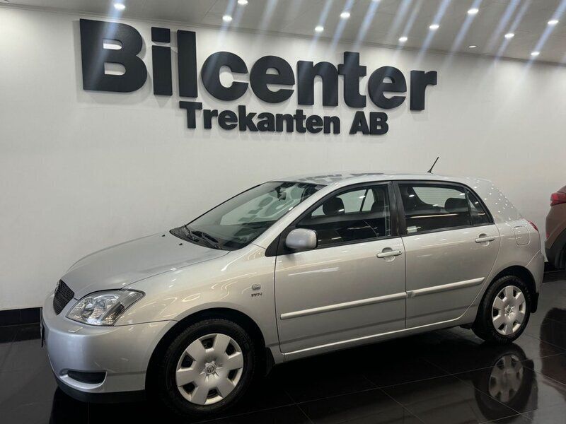 Silver Begagnad 2003 Toyota Corolla Halvkombi | 39 900 kr (Marknadspris) - Bild 1/4