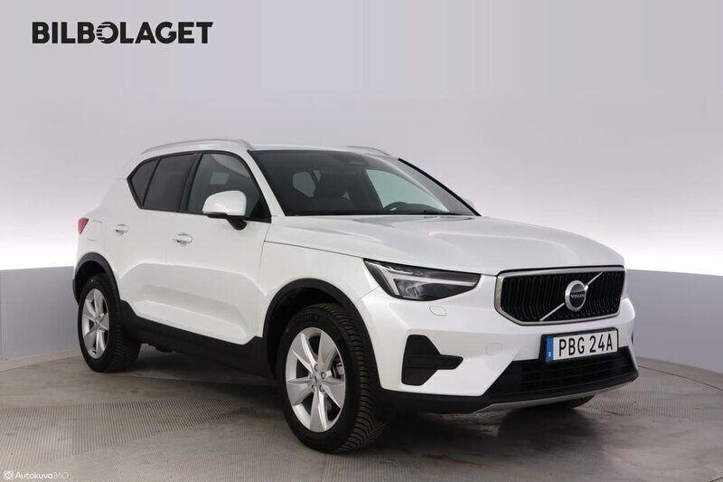 Vit Begagnad 2023 Volvo XC40 Core SUV | 334 500 kr (Superpris) - Bild 1/4