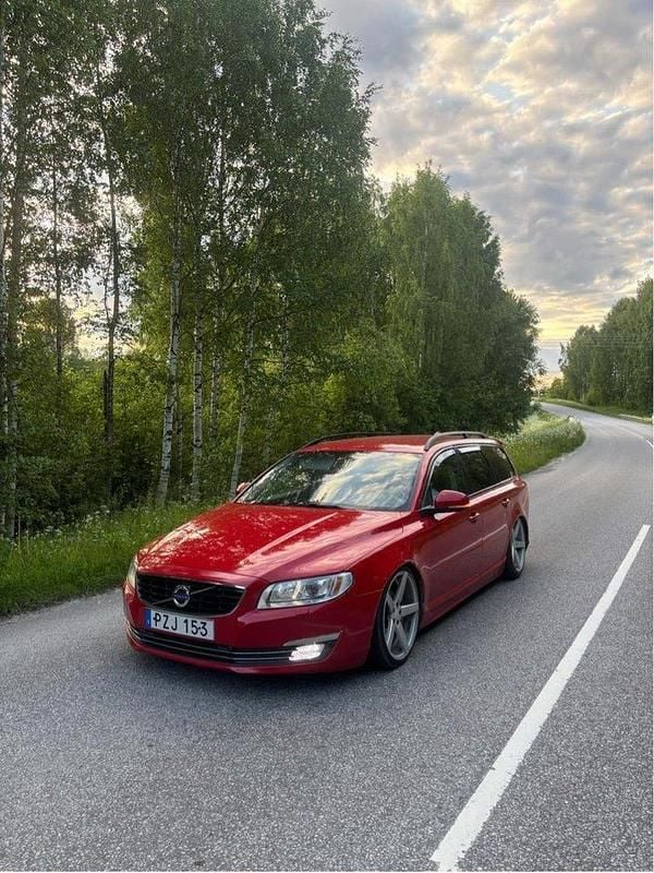 Röd Begagnad 2011 Volvo V70 R-Design Kombi | 65 000 kr (Lite dyr) - Bild 1/4
