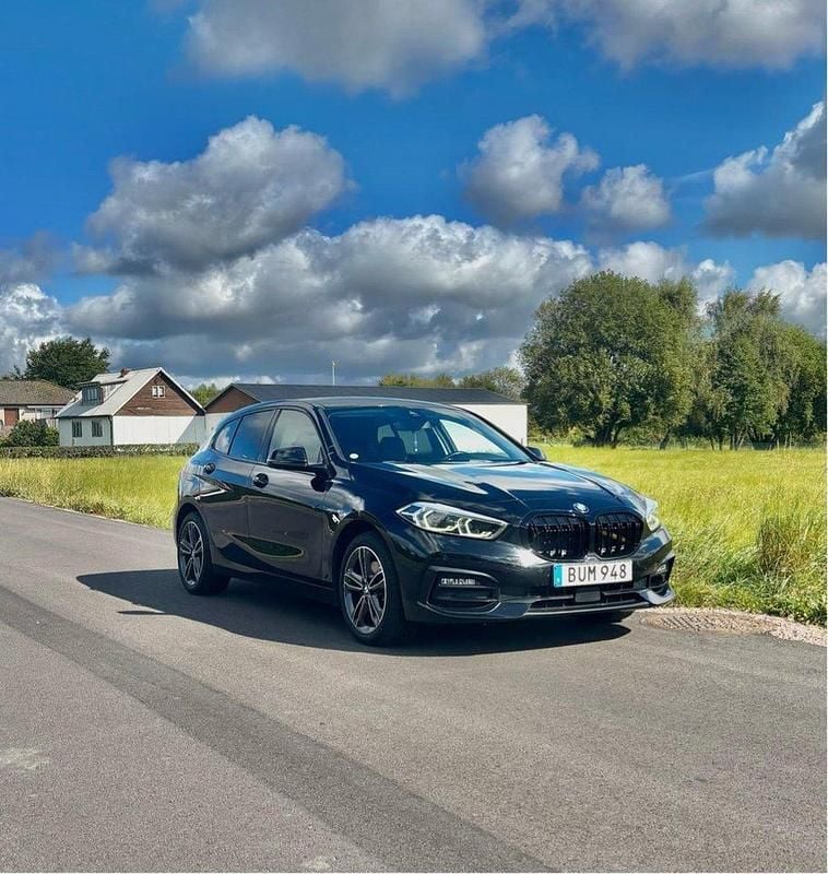 Svart Begagnad 2021 BMW 118 Halvkombi | 210 000 kr (Marknadspris) - Bild 1/4