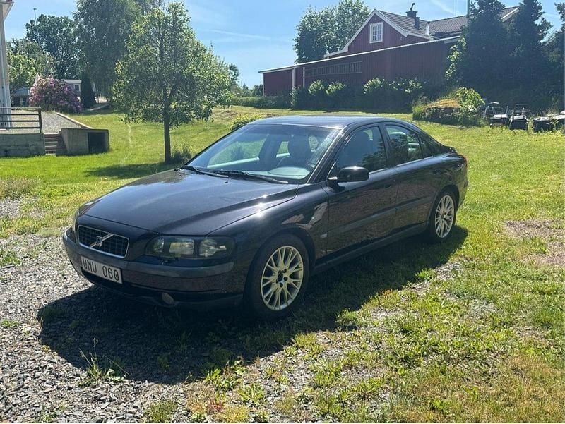 Svart Begagnad 2004 Volvo S60 Sedan | 20 000 kr (Marknadspris) - Bild 1/4