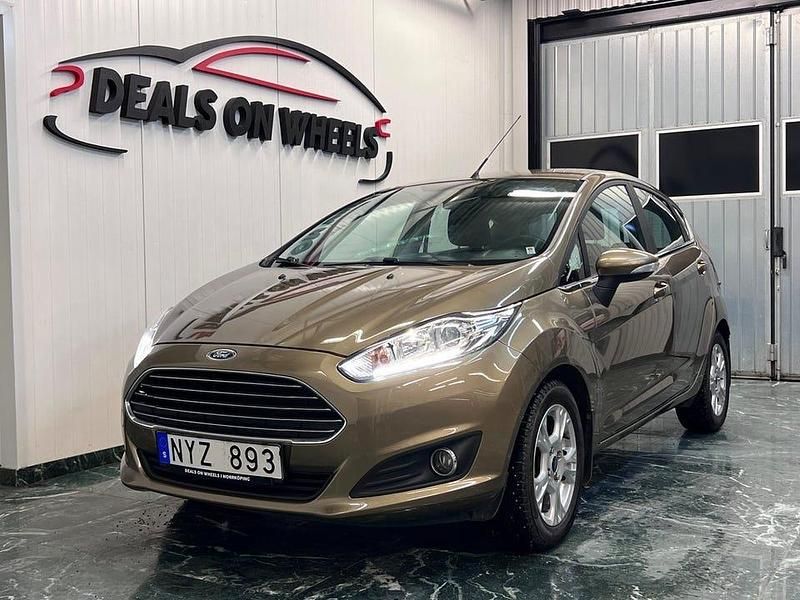 Begagnad Ford Fiesta Titanium 82 HK (60 kW) 2013 Brun Halvkombi