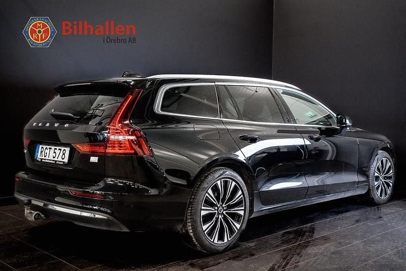 Begagnad Volvo V60 Core 350 HK (257 kW) 2022 Svart Kombi