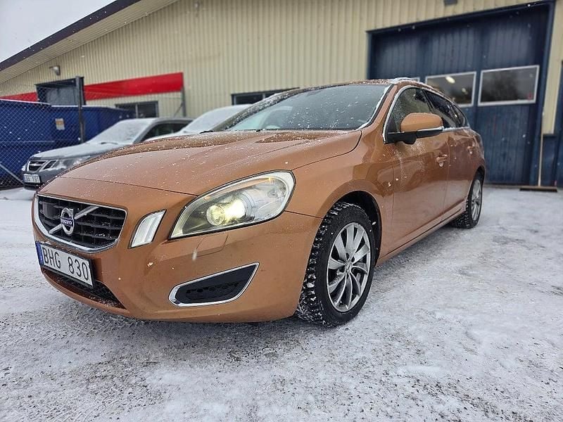 Brun Begagnad 2010 Volvo V60 Summum Kombi | 89 900 kr (Marknadspris) - Bild 1/4