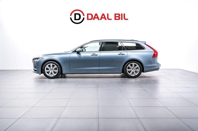 Ljusblå Begagnad 2017 Volvo V90 Performance Kombi | 219 700 kr (Marknadspris) - Bild 1/4