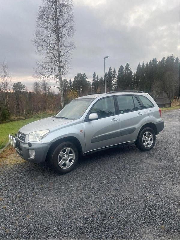 Silver Begagnad 2002 Toyota RAV4 SUV | 21 000 kr (Marknadspris) - Bild 1/4