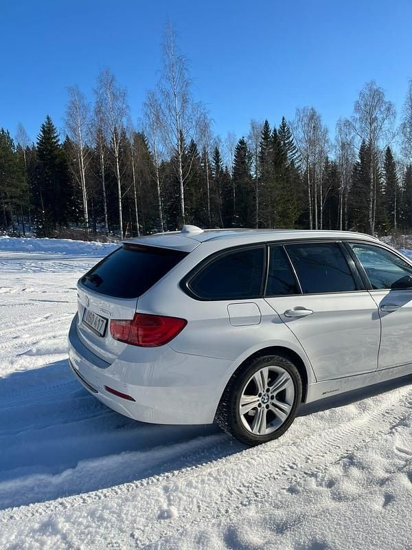Begagnad BMW 320 184 HK (135 kW) 2015 Vit pearl Kombi