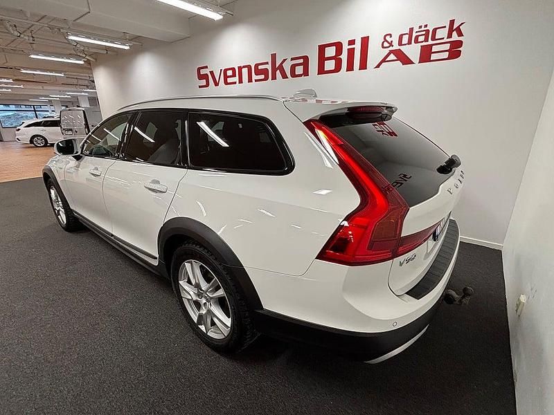 Begagnad Volvo V90 CC Momentum 190 HK (139 kW) 2018 Vit Kombi