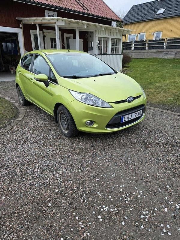 Grön Begagnad 2011 Ford Fiesta Titanium Halvkombi | 56 000 kr (Lite dyr) - Bild 1/4