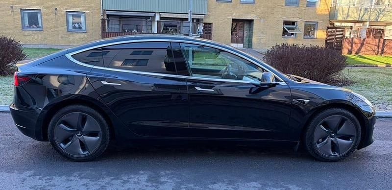 Svart Begagnad 2020 Tesla Model 3 Long Range AWD Sedan | 234 900 kr (Marknadspris) - Bild 1/4