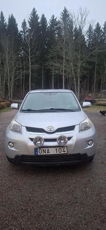 Silver Begagnad 2009 Toyota Urban Cruiser Halvkombi | 34 000 kr (Marknadspris) - Bild 1/4