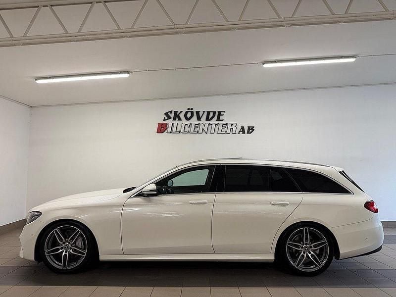 Vit (diamond white metallic) Begagnad 2017 Mercedes E220 AMG Kombi | 289 500 kr (Marknadspris) - Bild 1/4