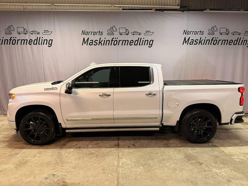 Vit Begagnad 2023 Chevrolet Silverado Pickup | 829 900 kr (Marknadspris) - Bild 1/4
