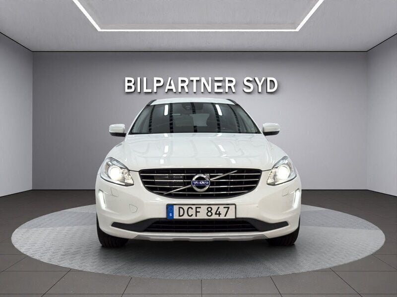 Vit Begagnad 2017 Volvo XC60 Momentum SUV | 229 900 kr (Superpris) - Bild 1/4