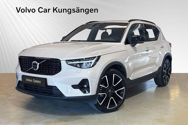 Ljusbrun Begagnad 2025 Volvo XC40 Plus SUV | 399 900 kr (Marknadspris) - Bild 1/3