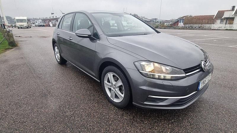 Grå Begagnad 2018 VW Golf VII Halvkombi | 120 000 kr (Bra pris) - Bild 1/4