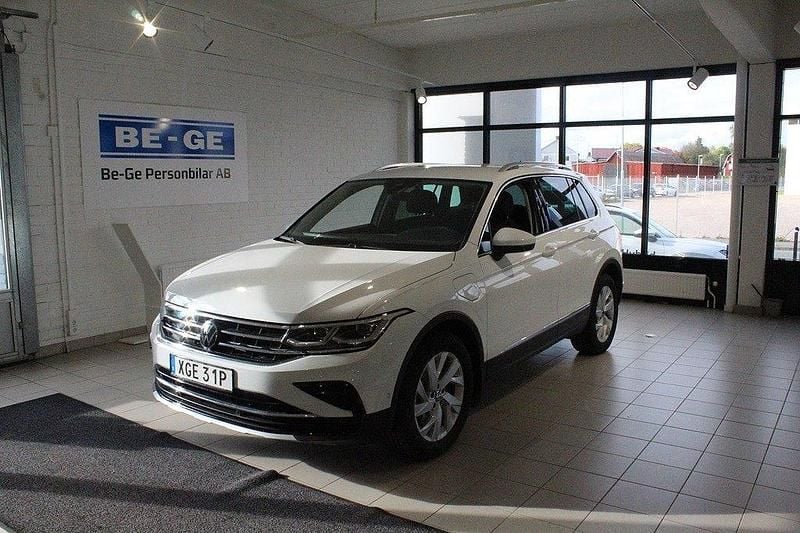 Vit Begagnad 2023 VW Tiguan Elegance SUV | 379 900 kr (Marknadspris) - Bild 1/4