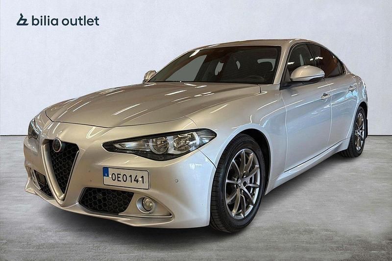 Grå Begagnad 2016 Alfa Romeo Giulia Sedan | 144 900 kr (Marknadspris) - Bild 1/3
