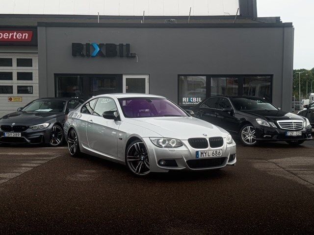 Silver Begagnad 2013 BMW 330 M Sport Sportkupé | 144 900 kr (Marknadspris) - Bild 1/4
