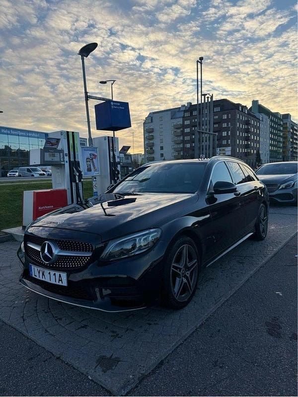 Svart Begagnad 2019 Mercedes C220 AMG line Kombi | 299 000 kr (Marknadspris) - Bild 1/4
