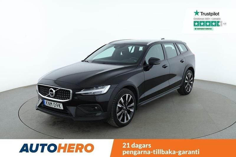 Svart Begagnad 2022 Volvo V60 CC Momentum Kombi | 350 000 kr (Marknadspris) - Bild 1/4