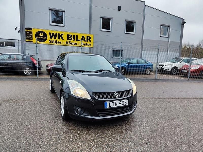 Svart Begagnad 2011 Suzuki Swift Halvkombi | 59 800 kr (Marknadspris) - Bild 1/4
