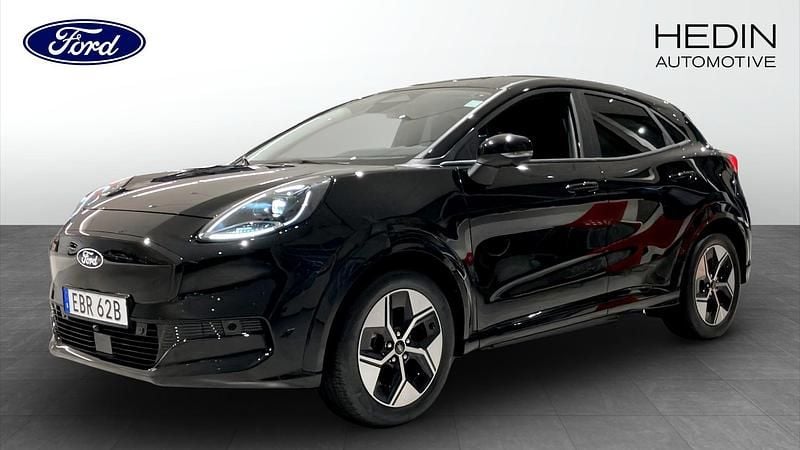 Svart (black) Ny 2025 Ford Puma Gen-E SUV | 397 375 kr (Marknadspris) - Bild 1/4