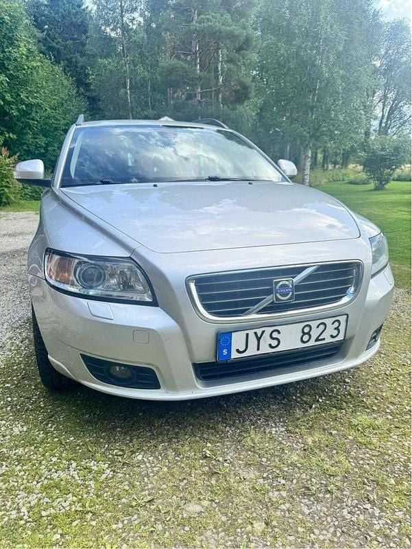 Grå Begagnad 2010 Volvo V50 Kombi | 35 000 kr (Superpris) - Bild 1/4
