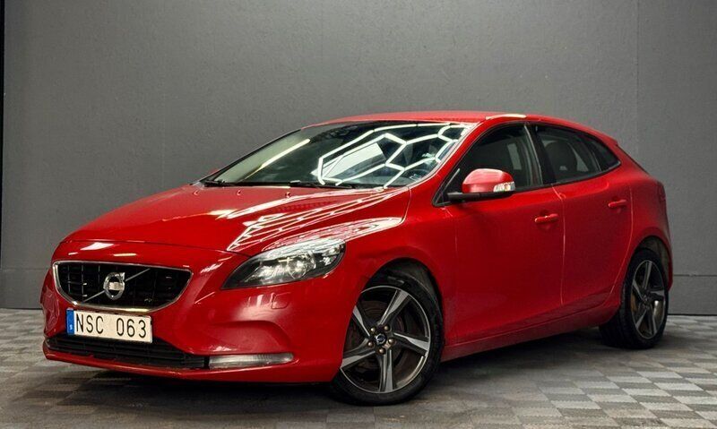 Röd Begagnad 2013 Volvo V40 Kombi | 69 900 kr (Marknadspris) - Bild 1/4