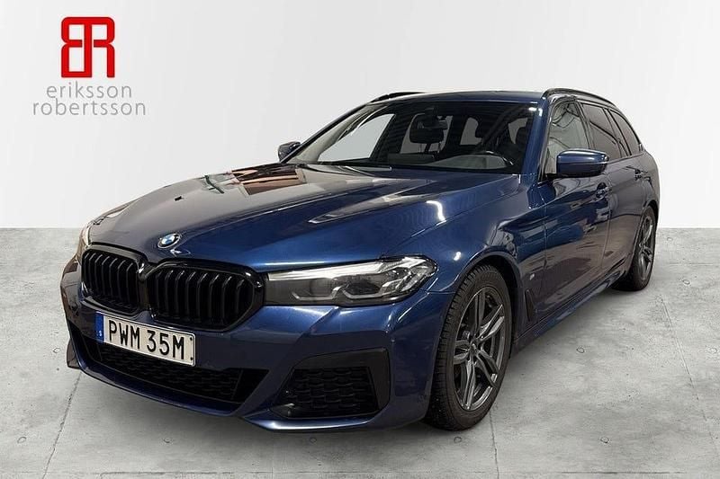 Blå Begagnad 2022 BMW 520 M Sport Kombi | 369 900 kr (Marknadspris) - Bild 1/4