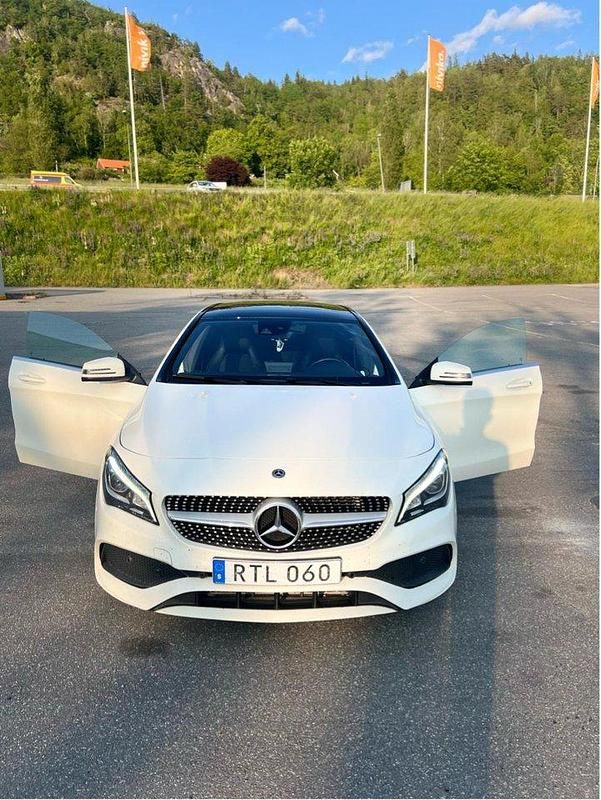 Vit Begagnad 2018 Mercedes CLA200 Shooting Brake AMG Kombi | 169 000 kr (Marknadspris) - Bild 1/4