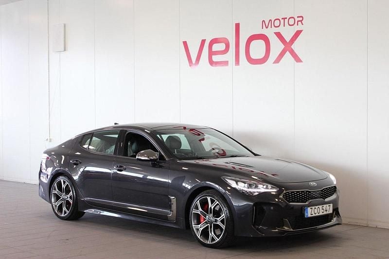 Grå Begagnad 2017 Kia Stinger 3 Halvkombi | 319 900 kr (Marknadspris) - Bild 1/4