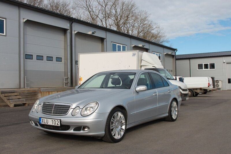 Silver Begagnad 2005 Mercedes E200 Classic Sedan | 92 000 kr (Lite dyr) - Bild 1/4