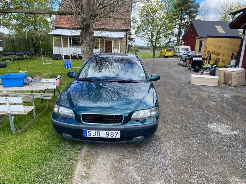 Grön Begagnad 2001 Volvo V70 Business Edition Kombi | 25 000 kr (Lite dyr) - Bild 1/4