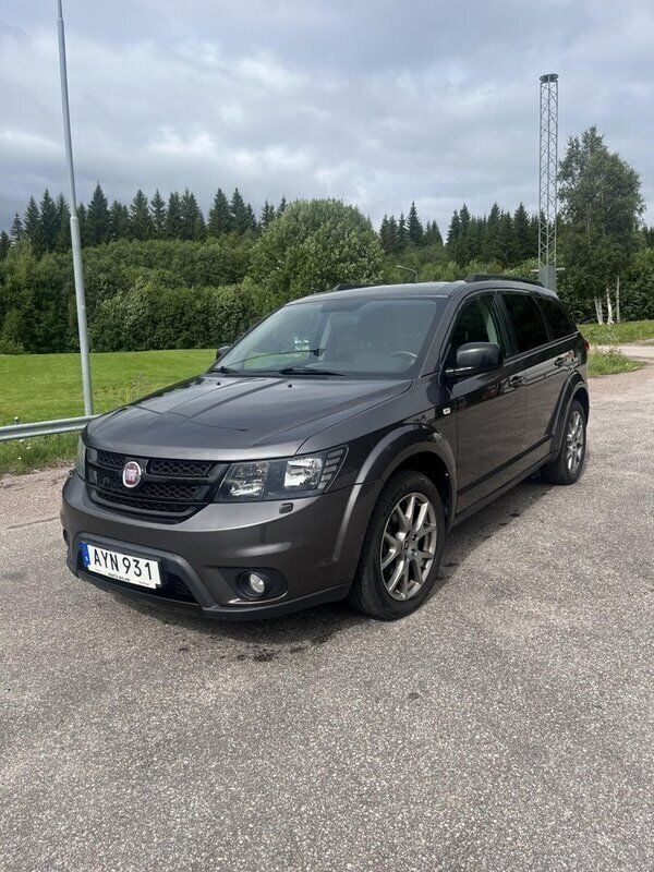Grå Begagnad 2014 Fiat Freemont SUV | 94 000 kr (Marknadspris) - Bild 1/4