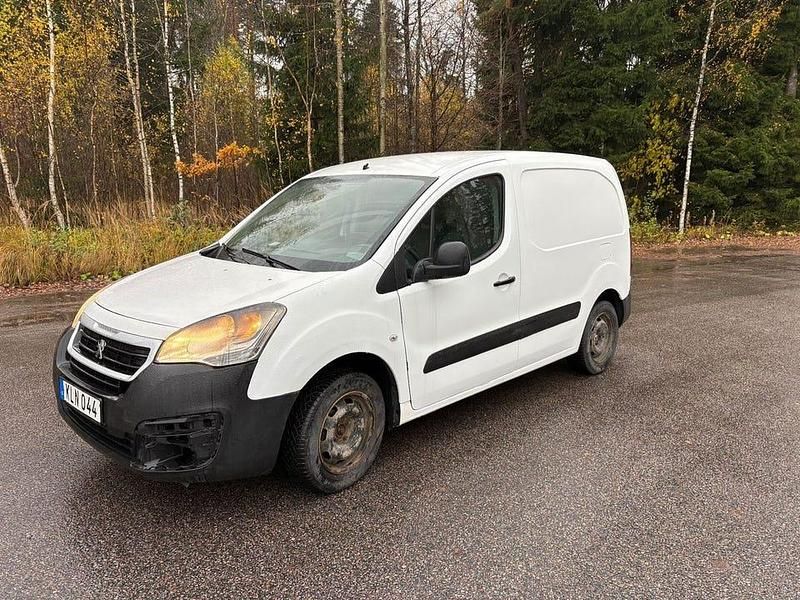 Vit Begagnad 2016 Peugeot Partner Minibuss | 39 000 kr (Superpris) - Bild 1/4