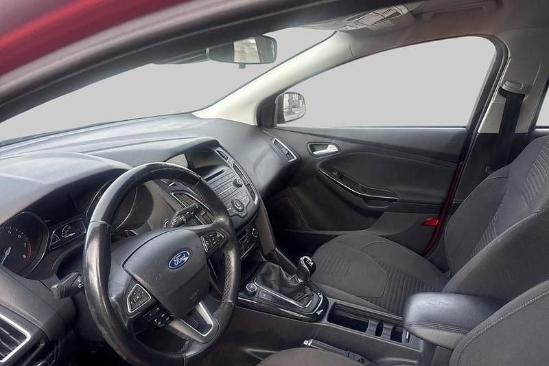 Begagnad Ford Focus Titanium 101 HK (74 kW) 2015 Röd Kombi