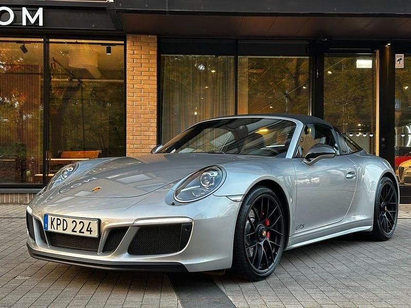 Silver Begagnad 2018 Porsche 911 Targa 4 Chrono Cab | 1 439 500 kr - Bild 1/4