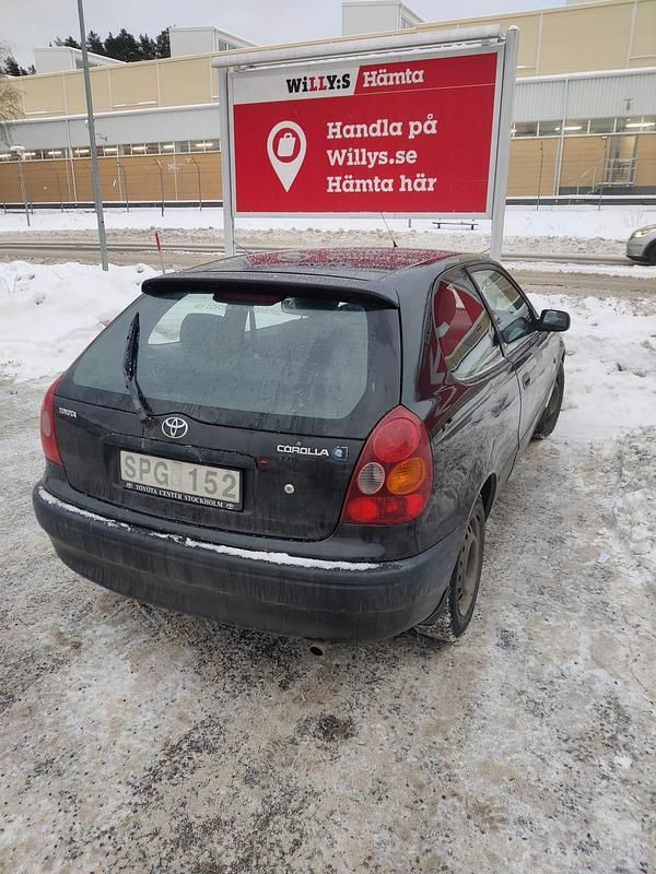 Begagnad Toyota Corolla 97 HK (71 kW) 2000 Halvkombi