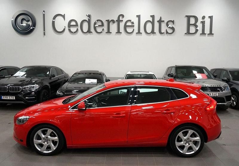 Röd Begagnad 2014 Volvo V40 Momentum Halvkombi | 159 900 kr (Marknadspris) - Bild 1/4