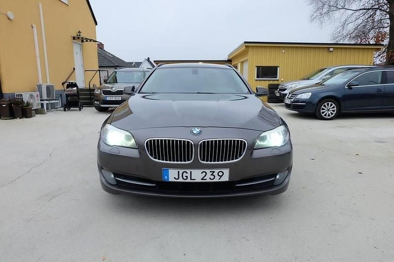 Brun Begagnad 2011 BMW 520 Kombi | 77 900 kr (Marknadspris) - Bild 1/4