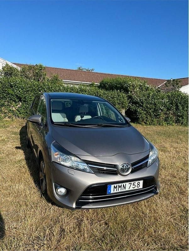 Brun Begagnad 2014 Toyota Verso Edition Minibuss | 125 000 kr (Marknadspris) - Bild 1/4
